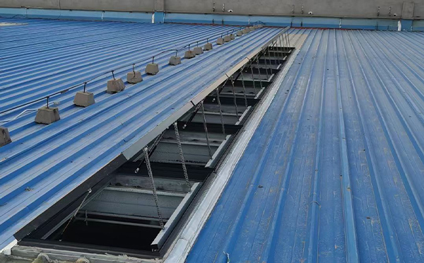 某城市大型商业综合体中庭金塔排烟窗工程